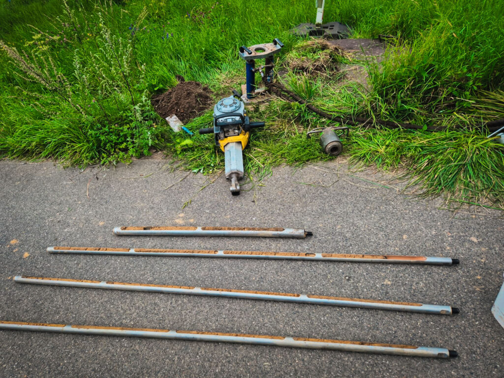 Erkundung neben dem Brunnen