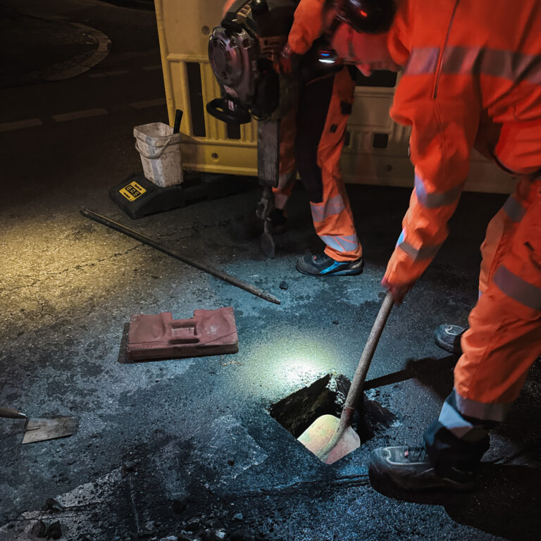 Mitarbeiter von Geo Service Glauchau führen nachts Arbeiten an einer Straße durch