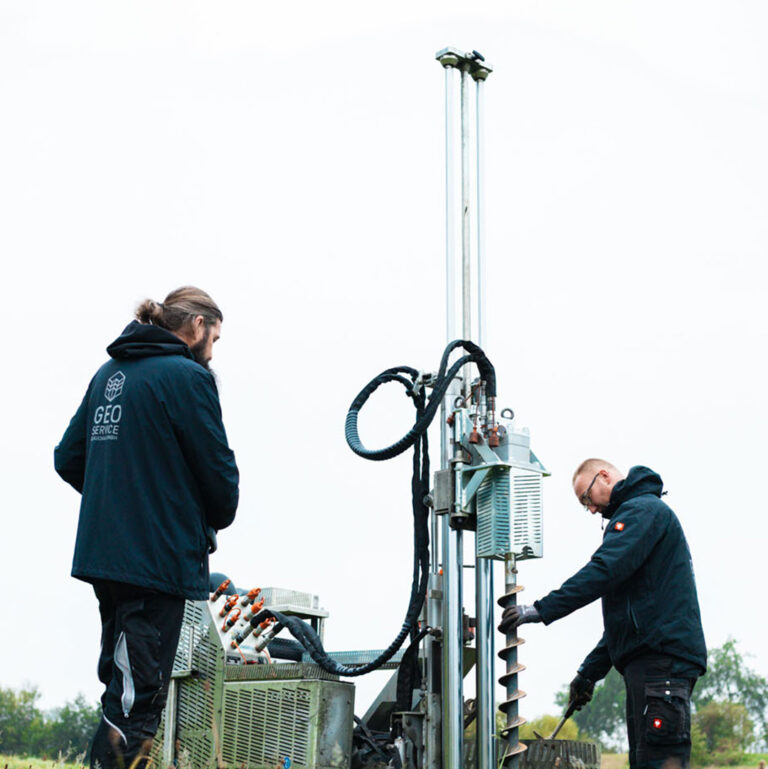 zwei Mitarbeiter von Geo Service arbeiten mit einem Argos Bohrer