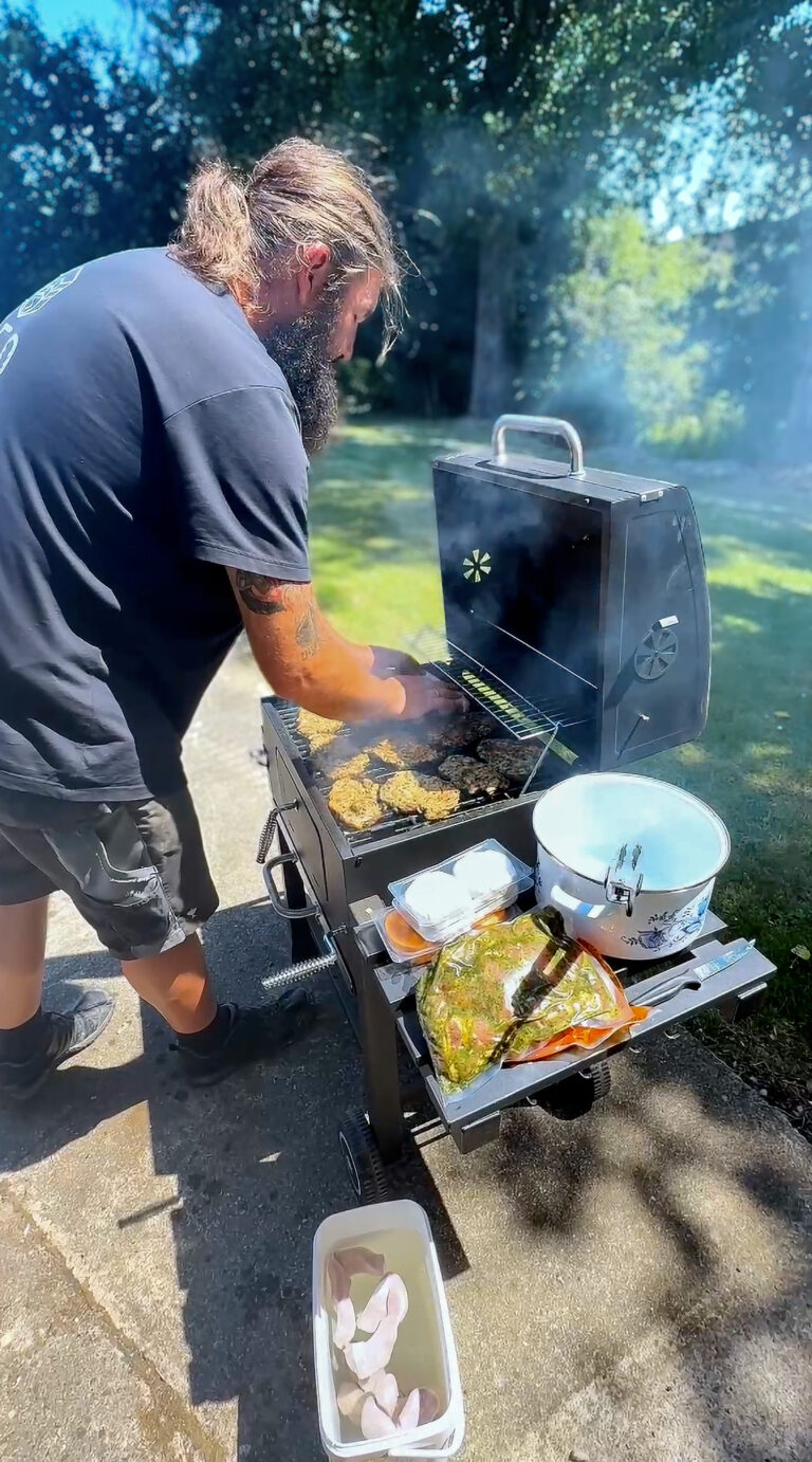 Geo Service Mitarbeiter steht für das Teamevent am Grill